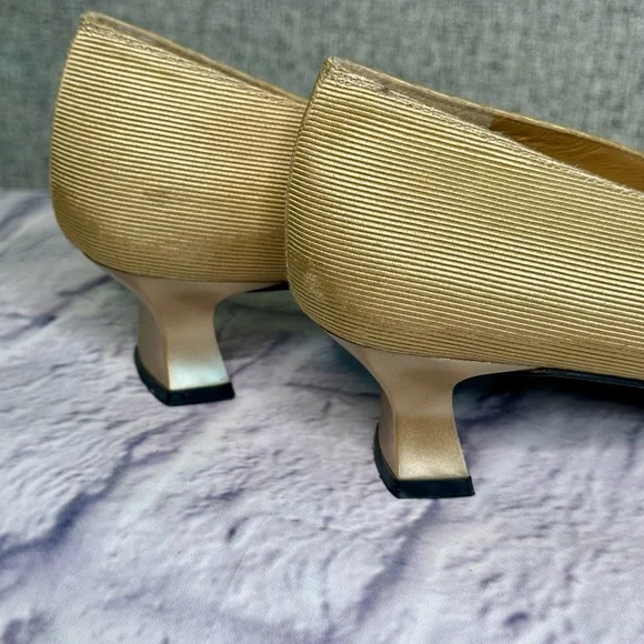 Vintage Stuart Weitzman Gold Cream Pumps Kitten Heel Made in Italy 7.5 Narrow - Picture 9 of 13